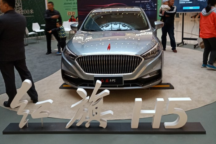 标配较为丰富的国产红旗H5，开出去比奔驰宝马有档次