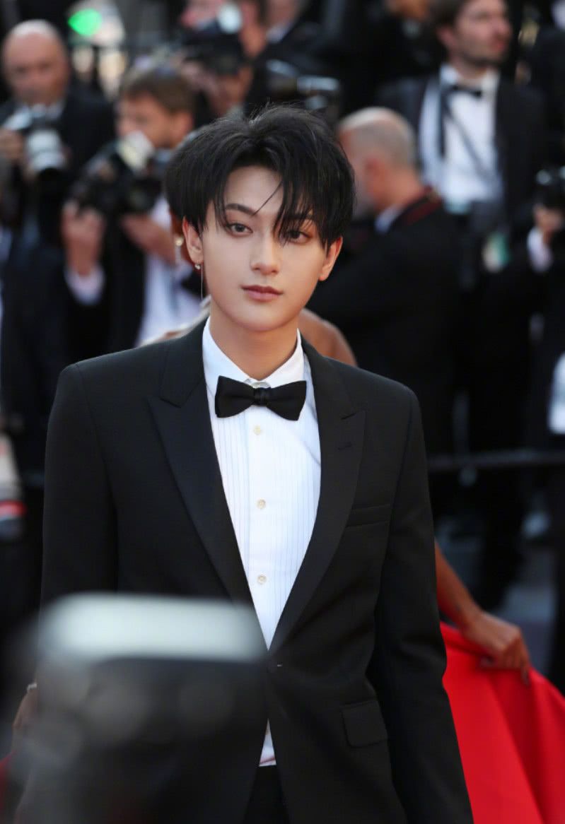 黄子韬入选戛纳电影节最佳男士着装,网友:摄影