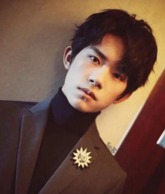 易烊千玺颜值大逆袭杂志封面撞脸胡一天,粉丝