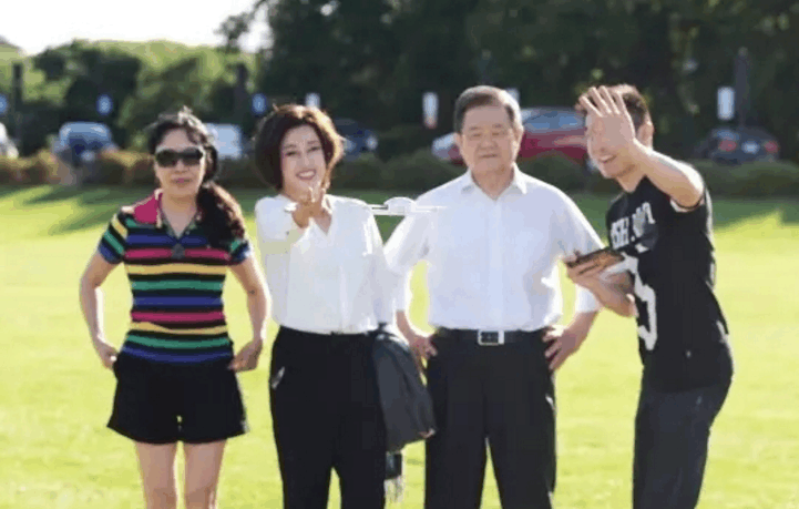 刘晓庆与老公王晓玉的正面近照 一个年轻活泼 一个像领导视察