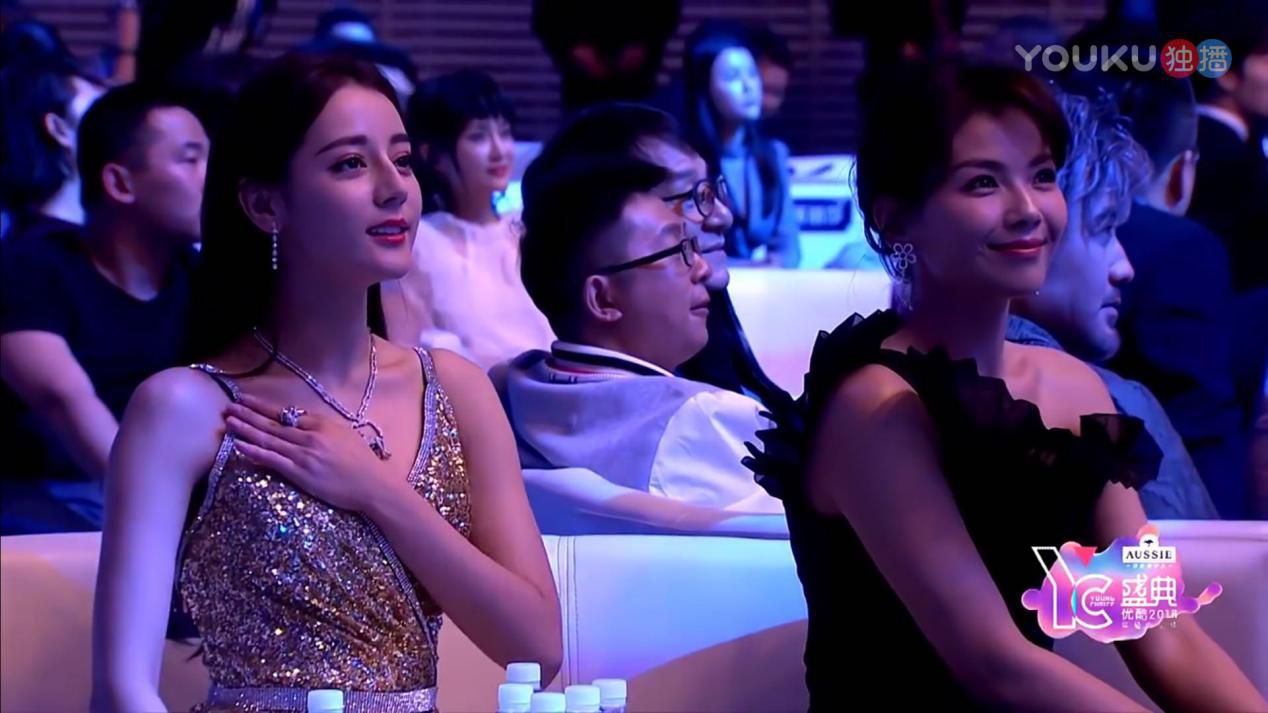 yc盛典镜头下的女明星:沈梦辰戚薇皮肤暗黄,最美的是迪丽热巴