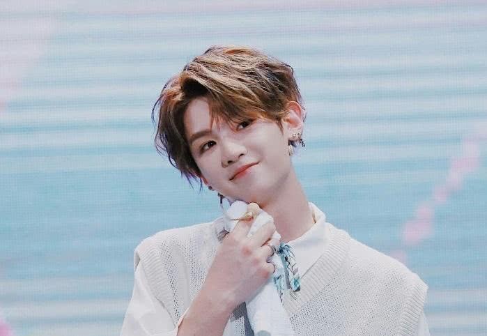 justin黄明昊电脑壁纸_justin黄明昊高清壁纸_范丞丞黄明昊合照_黄明昊