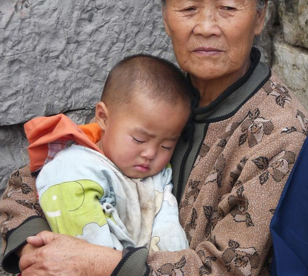 母亲_母亲趁儿子熟睡全图_母亲爱情的限度-圈