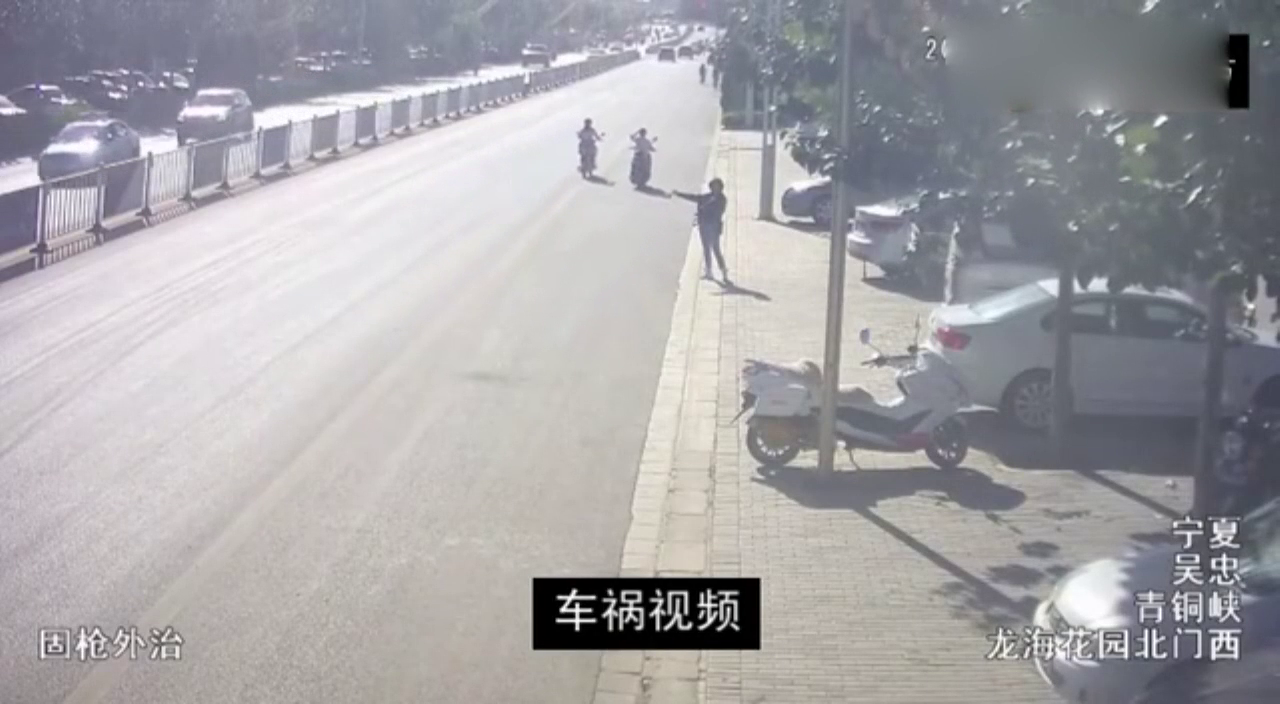 出租车肆意乱停车方式，让人想上前暴揍一顿