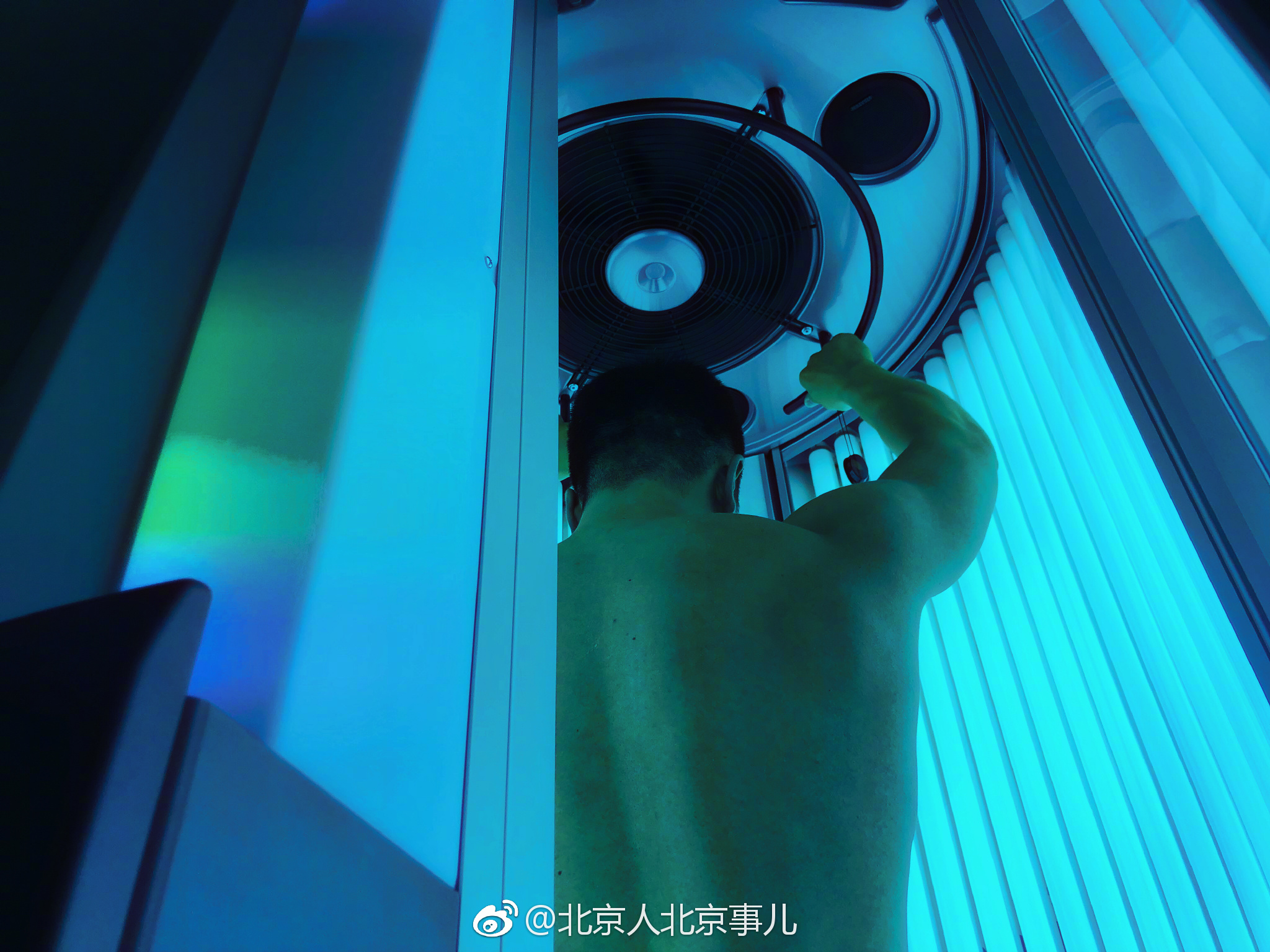 北京开了这么一家室内美黑红光店,可这家店还