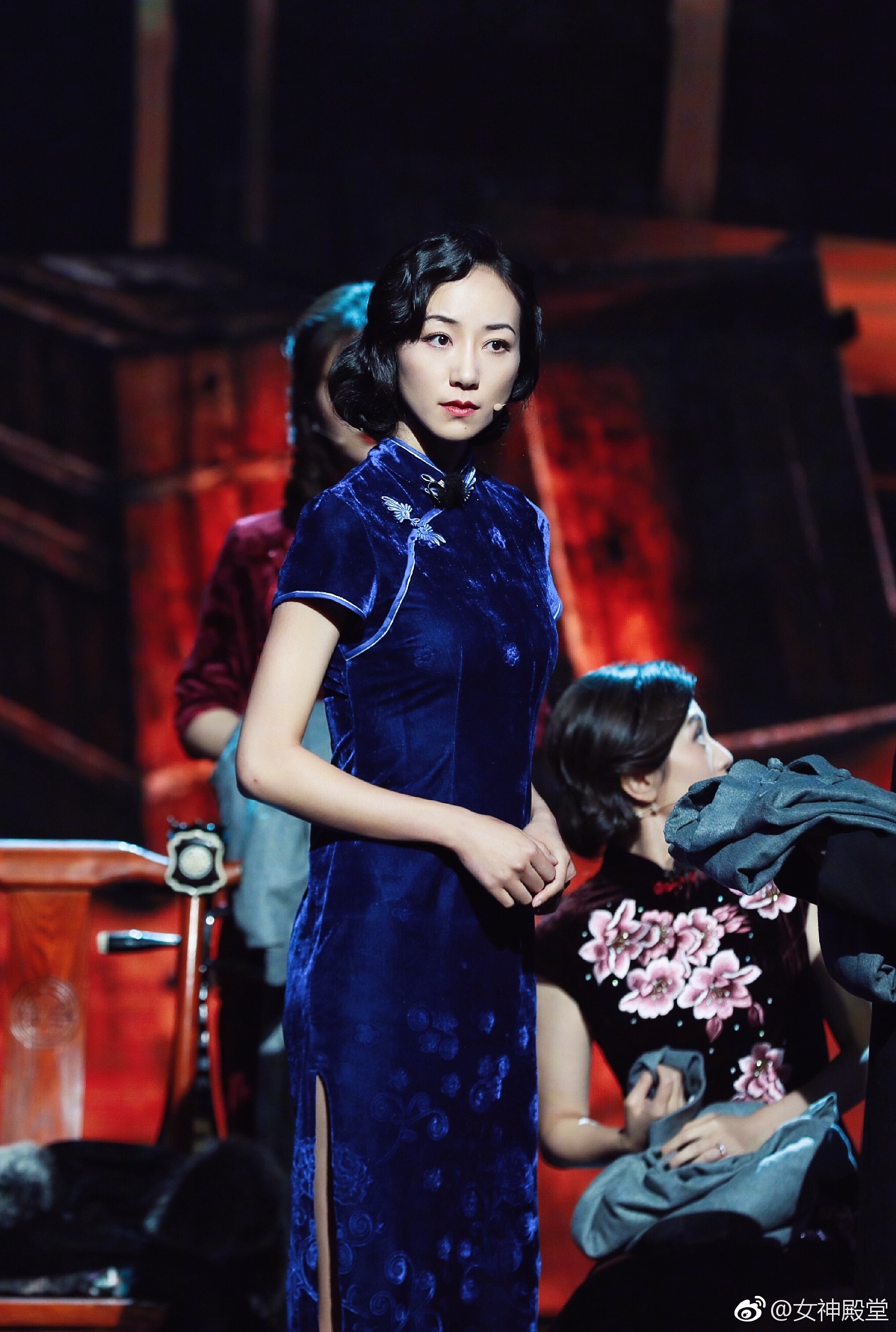 韩雪旗袍抓拍，特别有古典气质，穿上旗袍的韩雪非常迷人。