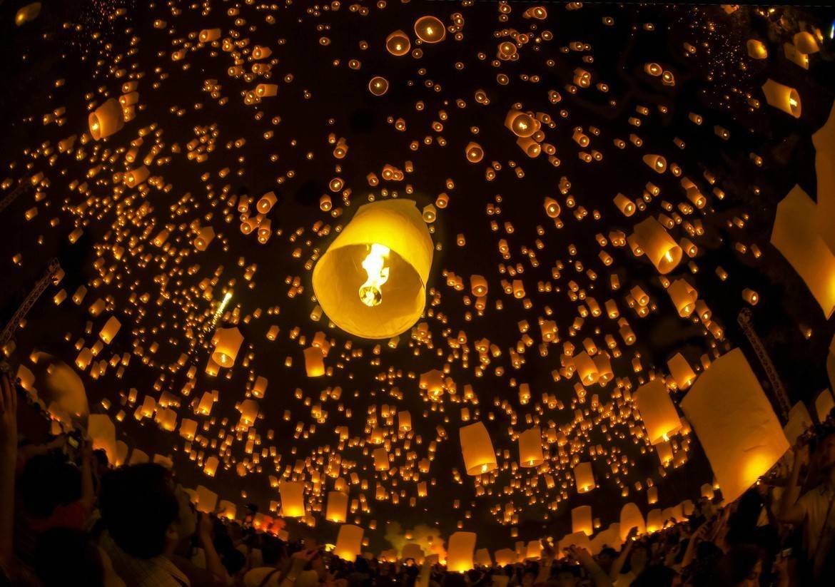 泰国天灯节在每年11月初,清迈梅州大学冥想中心举行