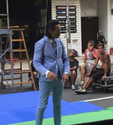 46岁陈豪拼命赚钱养家, 炎热穿西装被半天吊, 