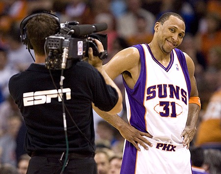 篮球也有乌龙球?盘点NBA赛场上投错篮筐的球