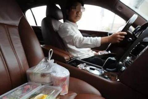开400万豪车送外卖，为体验“民间疾苦”，网友：怎么不去搬砖