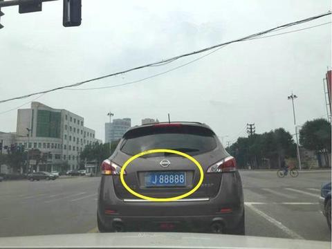 等红灯时看到一辆日产尼桑，车牌太霸气，绿灯没亮，交警来了！