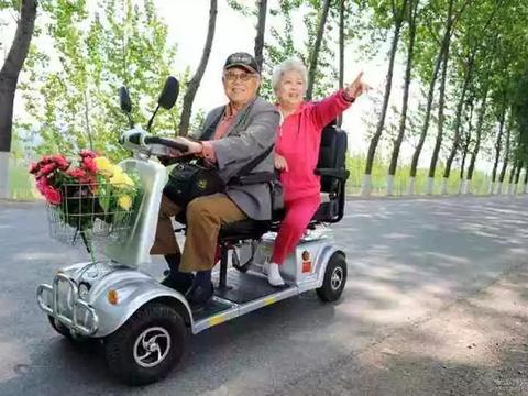 用“老年代步车”飙车的大佬们，是公路上的新霸主