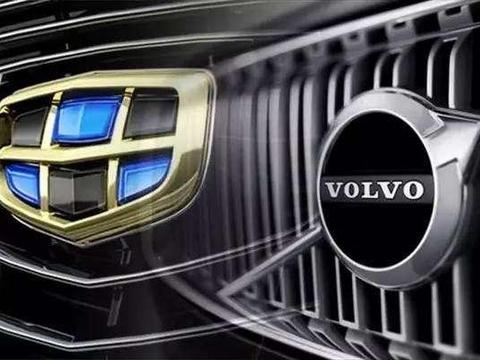 吉利帝豪被数十吨大货车压顶，没想到司机毫发无伤，这质量没谁了