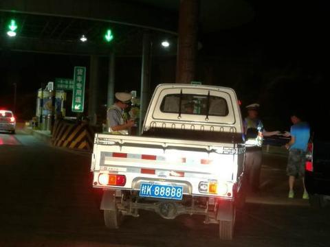 五菱宏光挂88888车牌的代价是什么？交警：车牌是真的我就吃了它