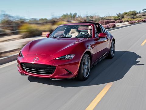 马自达MX-5z运动的特色是樱桃红色的车顶，限量版的样品前往英国