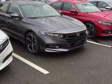 上百台十代雅阁停满广场，工厂生产已忙疯，后排大得能睡觉