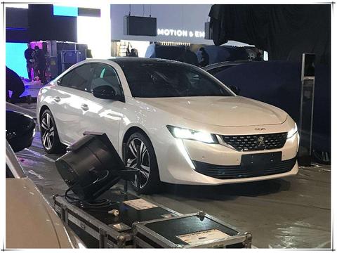 手握20万别总惦记迈腾，这款带无框车门配8AT。16万起要啥凯美瑞