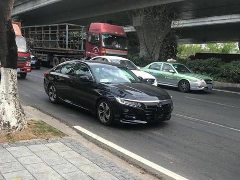 十代本田雅阁现身街头。网友：发动机会增机油，建议大众车主购买