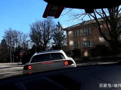 富二代羡慕朋友开6百多万法拉利，网友看到他的车：一辆买人家5台