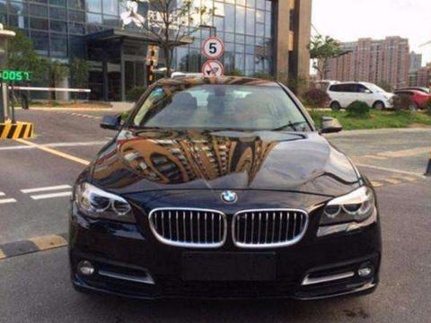 30万元买辆宝马520Li准新车, 价格合理: 打开车门时朋友忍俊不禁