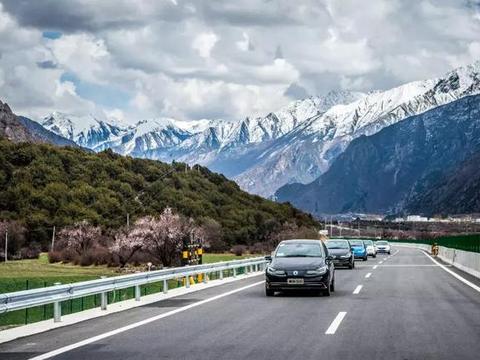 2吨多的电动SUV，在4000多米的高原开了410公里，还能跑52公里