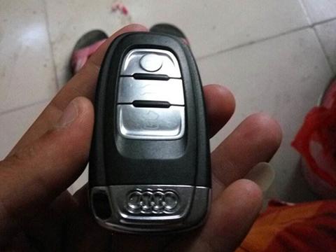 30万奥迪被人翘掉后视镜，对方要价200，车主直接这么回！