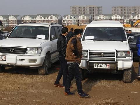 为什么丐版陆巡能卖到断货？网友:丐版比途乐帅