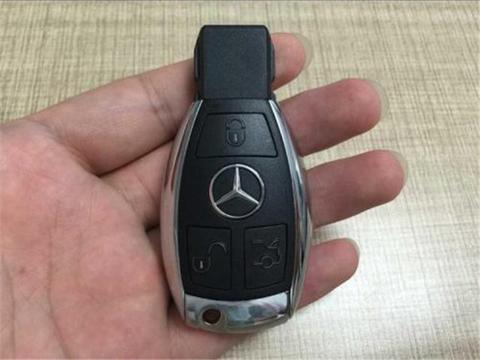 男子开40万奔驰逼停教练车，结果被拘留3天，原因一出逗笑众人！