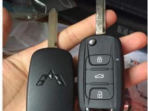 北京偶遇最牛的五菱，车尾贴“实习”标志，但亮点在车牌！