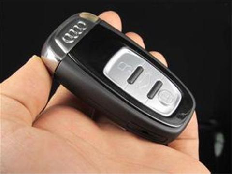 北京最牛的奥迪A8，车尾有“W12”标识，车牌五连号，非常“溜”