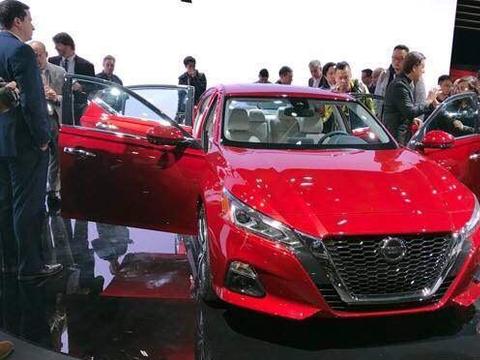 全新天籁终于面世，移动大沙发名副其实，价格不变凯美瑞要歇菜