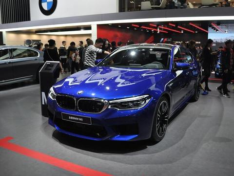 花100万买一辆宝马“5系”，朋友都说傻，车主都感觉很值