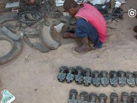 非洲小哥汽车轮胎做鞋，五元一双堪称业界良心