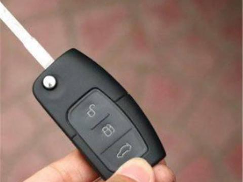 江苏一辆10万朗逸追尾福特，双方车主下车一看，脸都挂不住了！