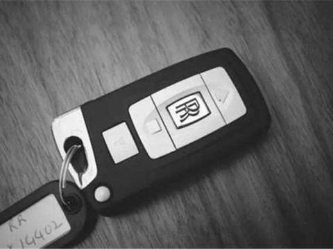 浙江一辆15万速腾撞500万劳斯莱斯，车主下车一看，脸都挂不住！