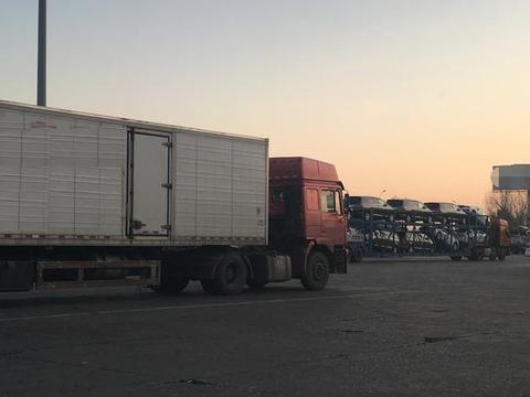 拉这两种东西的大货车，比一般大货车危险很多，能躲就躲远点