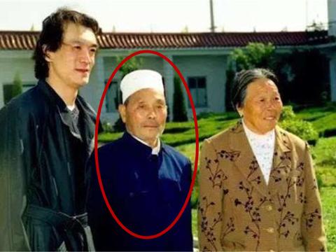 实力不输老干妈，100元起家，年收3亿开奥迪A8，却在83岁去世！