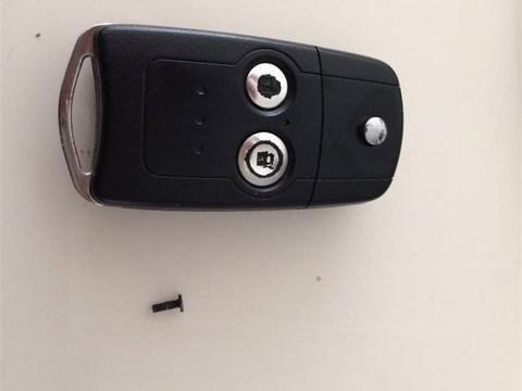 郑州一辆20万日系车遭大货车压扁，车主下车一看，顿时挂不住脸！