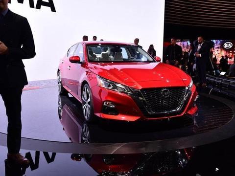 看了全新天籁，网友后悔买凯美瑞2.0T四驱能引进，直接干掉迈腾