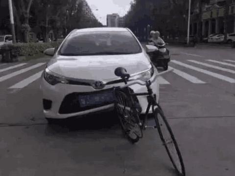 丰田雷凌追尾自行车，网友：究竟有多脆！