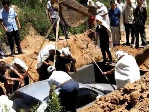 河北“车葬”引热议，网友：不用交燃油税，也不用怕限号了