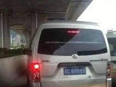 交警见一次查一次，小偷常光顾，只因为车牌号太亮眼