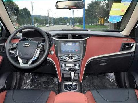 比亚迪G5外观绝对的线条感，尤其侧面，很长，很漂亮，真心不错