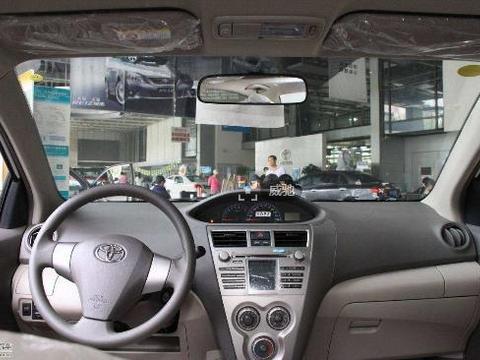 丰田车，大家都懂的，外形设计柔中带刚，霸气外露，大灯罩犀利