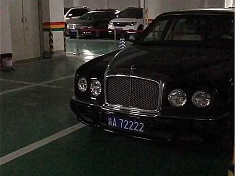 重庆最牛车库之一，宝马i8霸占2个车位，劳斯莱斯车牌无人敢惹！