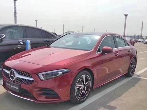 奔驰A级实车到店，内饰酷似小S级，空间大到丧心病狂，1系麻烦了