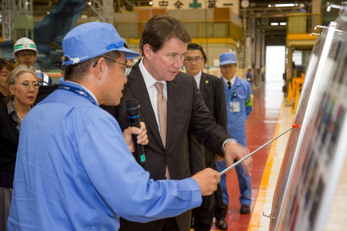 大使Bill Hagerty访问日本名古屋的三菱重工业飞