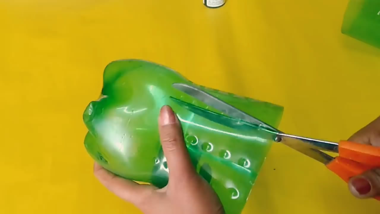 生活小妙招,利用废弃的塑料瓶制作花篮,简单又美观