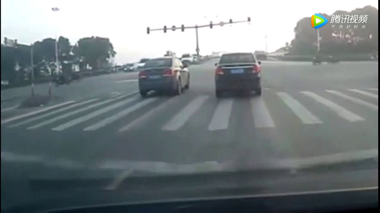 电动车司机无视车流强行闯红灯，还天真的以为没人敢撞她！