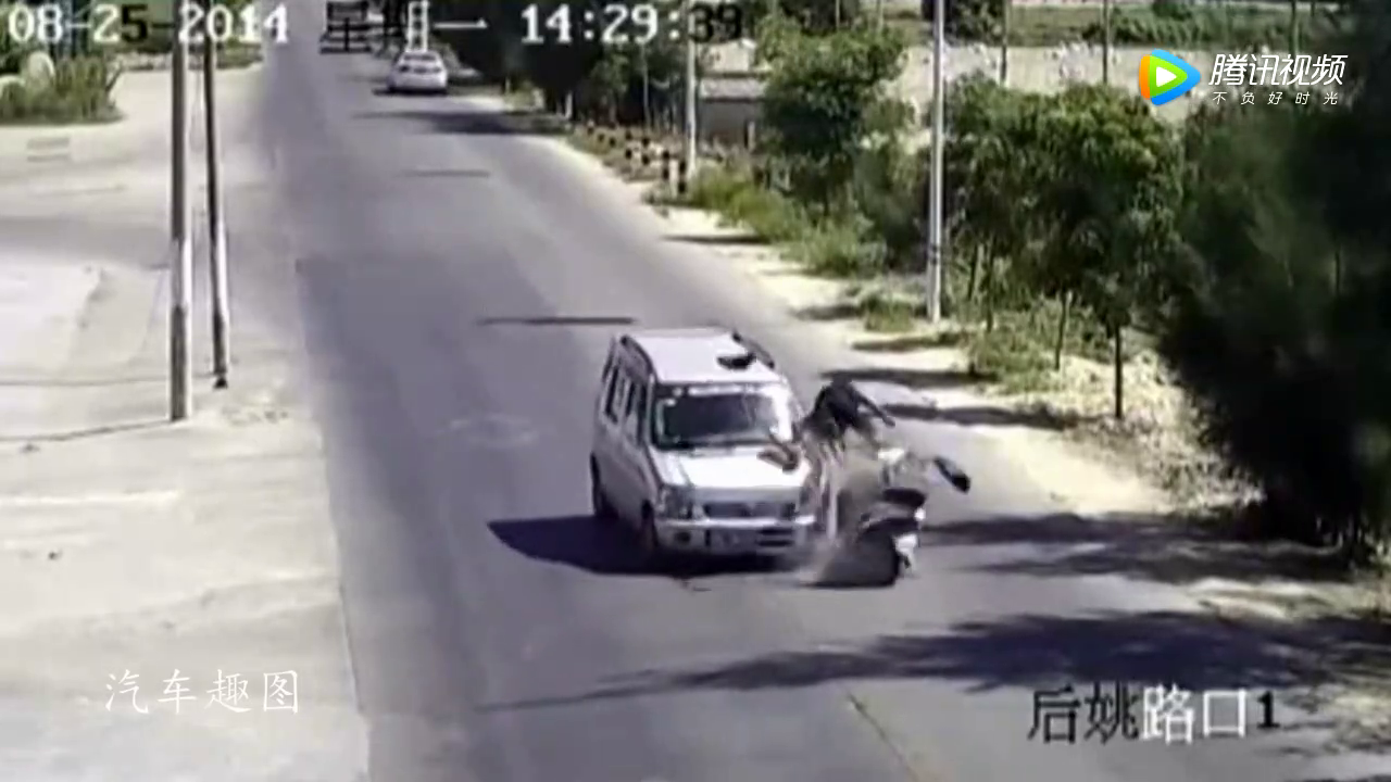 电动车以为面包车不敢撞他，结果司机连刹车都没有踩！